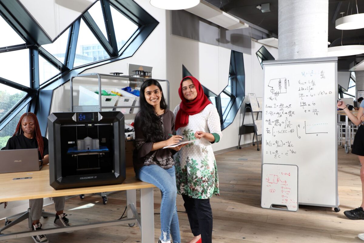 Lassonde students working in lab