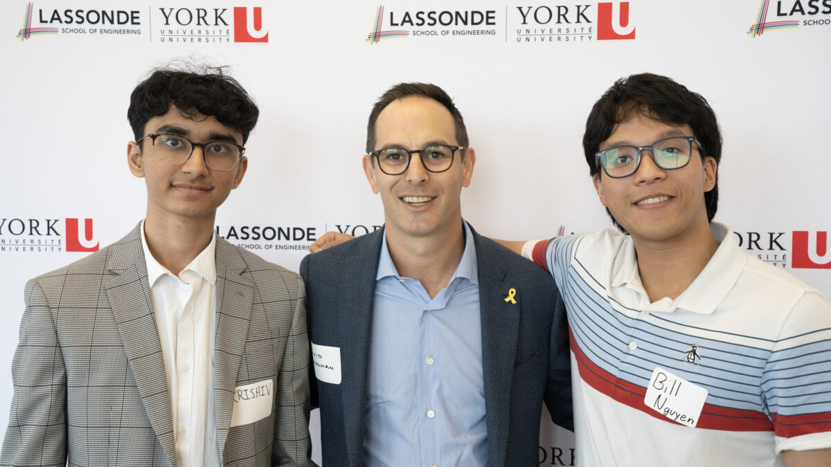 David Goodman, VP and Executive Director, The Schulich Foundation with Schulich Leader Scholarship recipients Krishiv Panchal (left) and Bill Nhat Nguyen (right). 