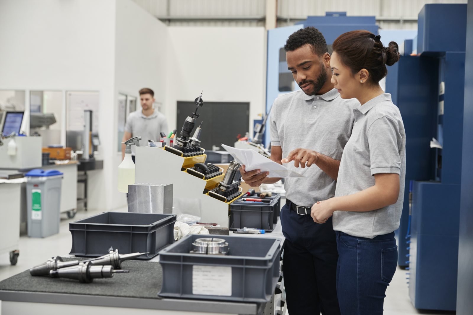 Two people speaking in a lab