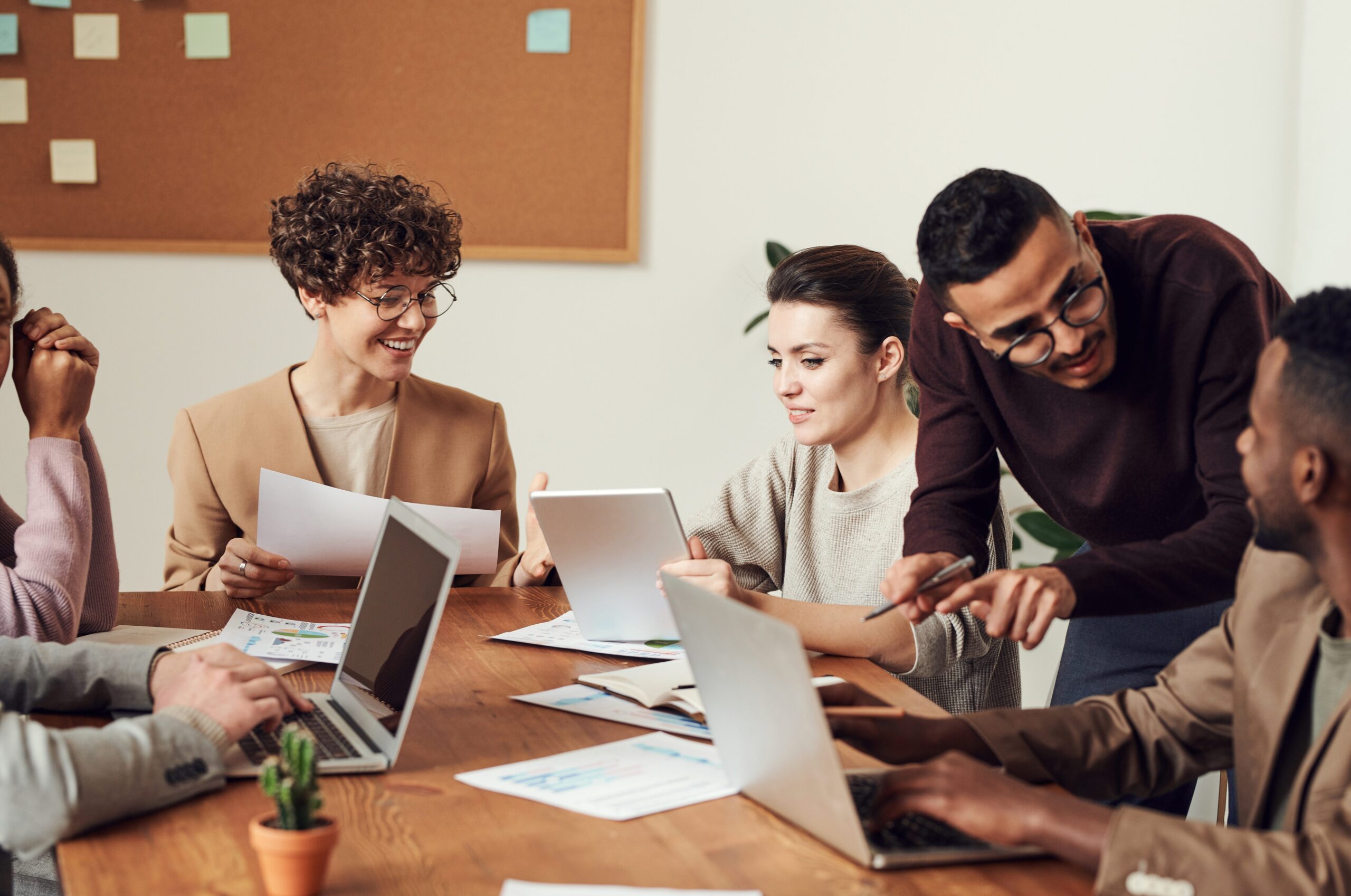 De jeunes professionnels travaillent ensemble sur un projet